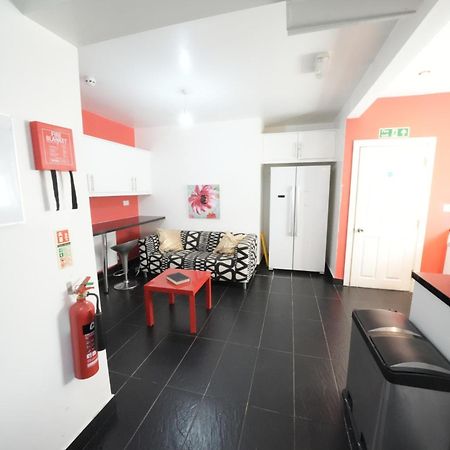 The Great Airport Place-Private Bedrooms With Private Bathroom-1 Bus To Heathrow Airport-5 Minutes By Car- Helpful Advice From Our Team Harmondsworth Екстериор снимка