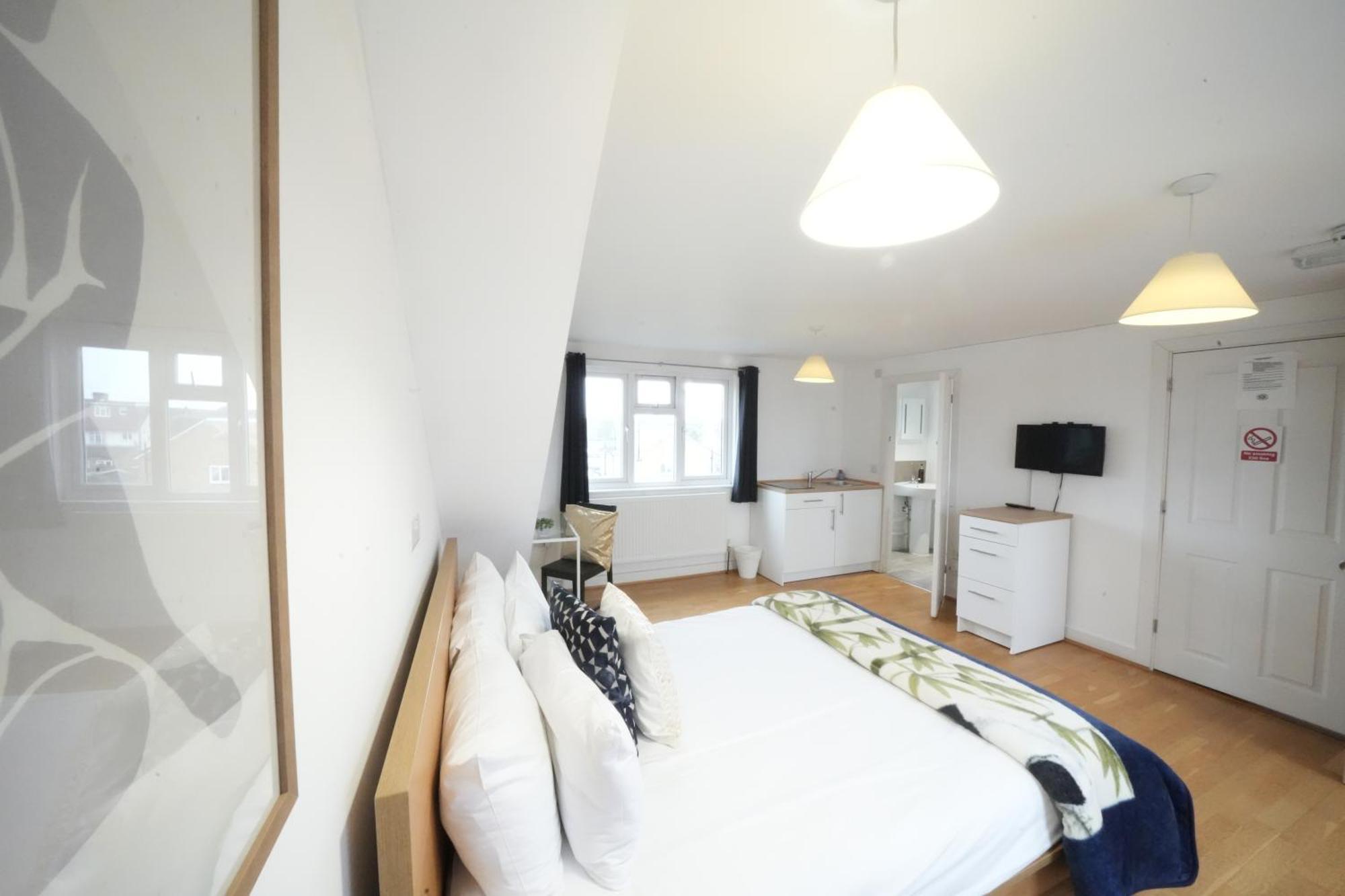 The Great Airport Place-Private Bedrooms With Private Bathroom-1 Bus To Heathrow Airport-5 Minutes By Car- Helpful Advice From Our Team Harmondsworth Екстериор снимка