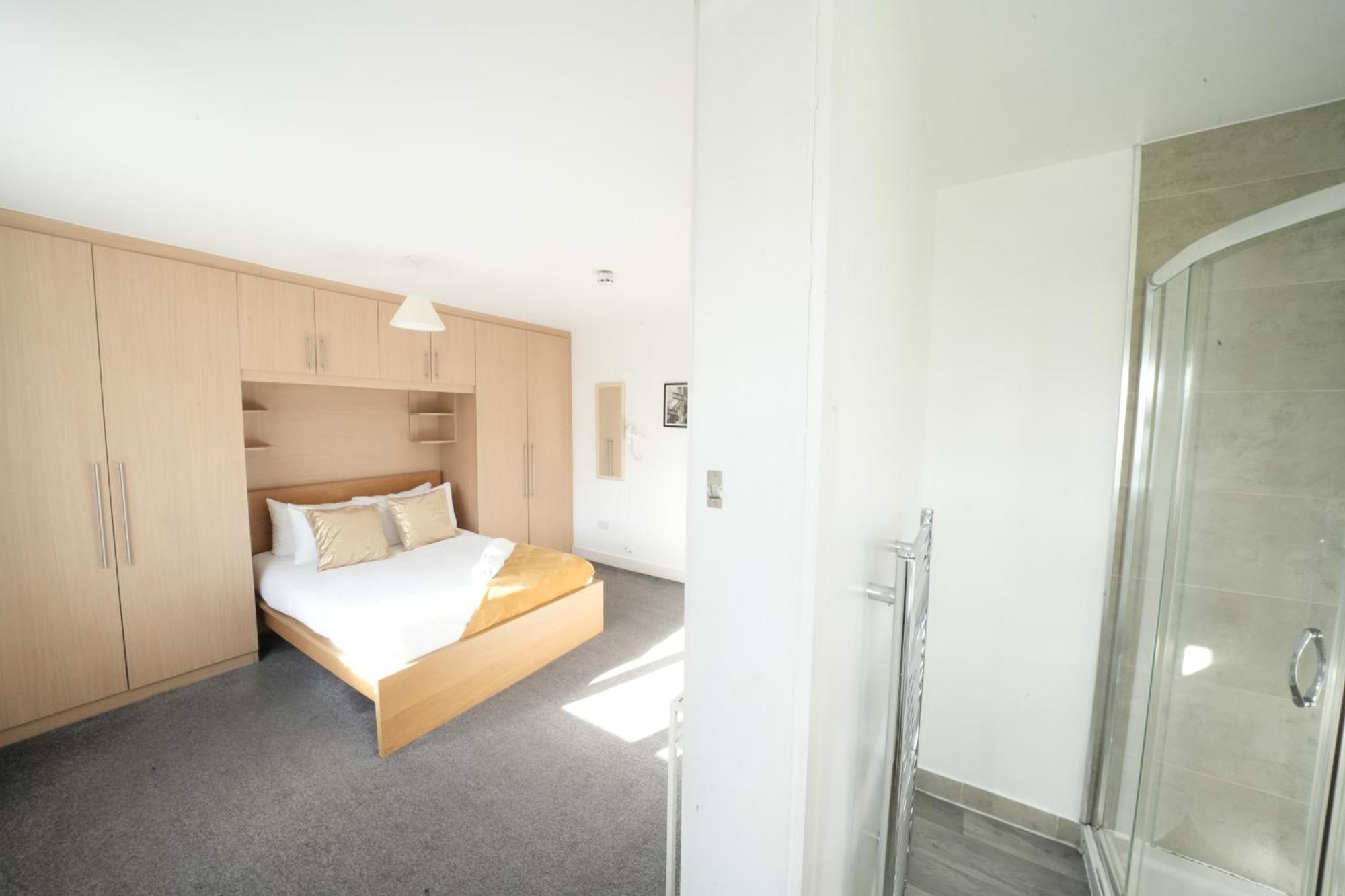 The Great Airport Place-Private Bedrooms With Private Bathroom-1 Bus To Heathrow Airport-5 Minutes By Car- Helpful Advice From Our Team Harmondsworth Екстериор снимка