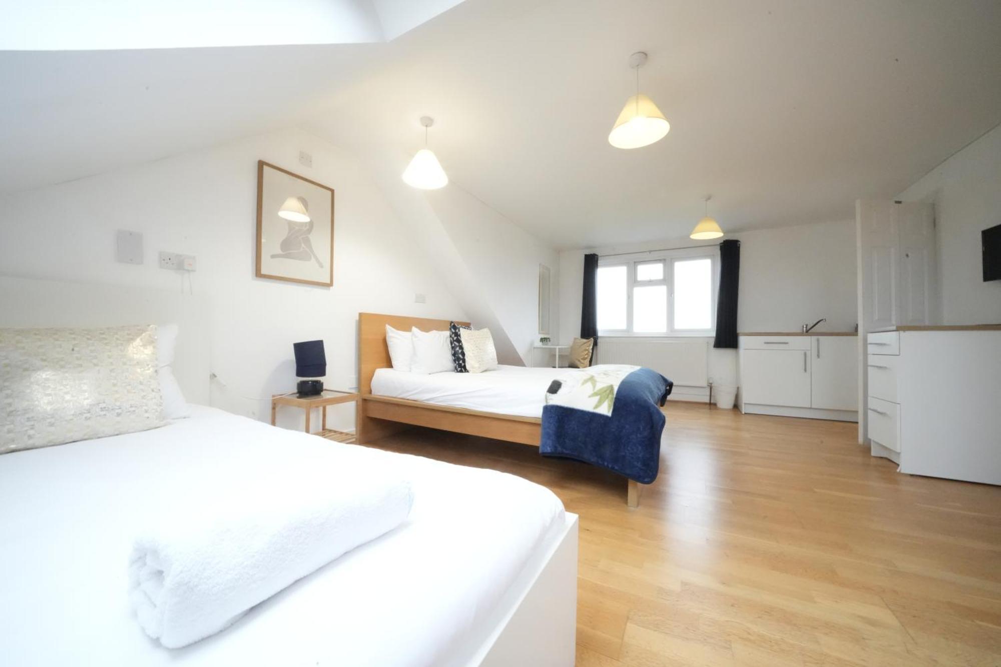 The Great Airport Place-Private Bedrooms With Private Bathroom-1 Bus To Heathrow Airport-5 Minutes By Car- Helpful Advice From Our Team Harmondsworth Екстериор снимка