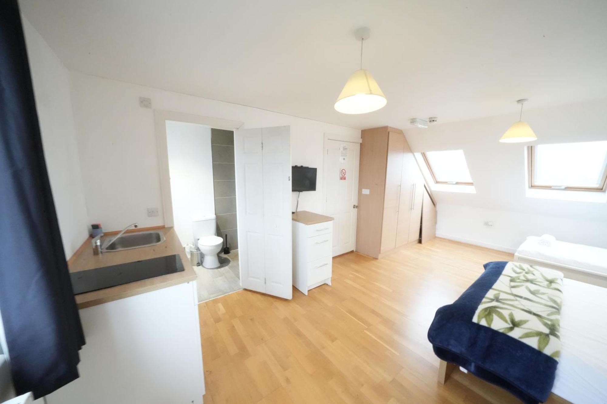 The Great Airport Place-Private Bedrooms With Private Bathroom-1 Bus To Heathrow Airport-5 Minutes By Car- Helpful Advice From Our Team Harmondsworth Екстериор снимка