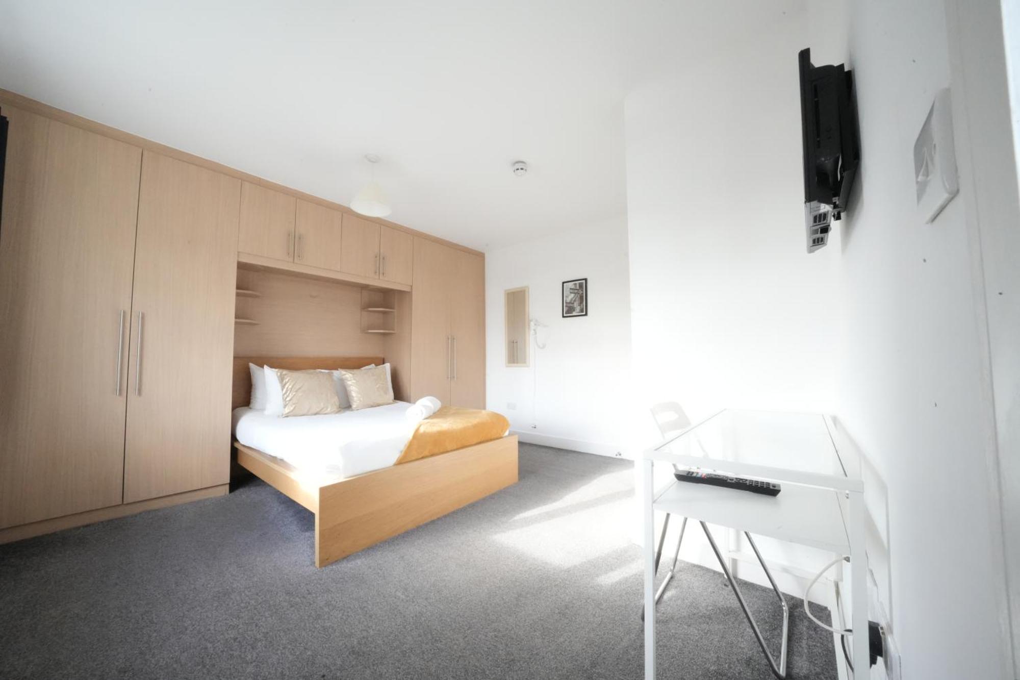 The Great Airport Place-Private Bedrooms With Private Bathroom-1 Bus To Heathrow Airport-5 Minutes By Car- Helpful Advice From Our Team Harmondsworth Екстериор снимка