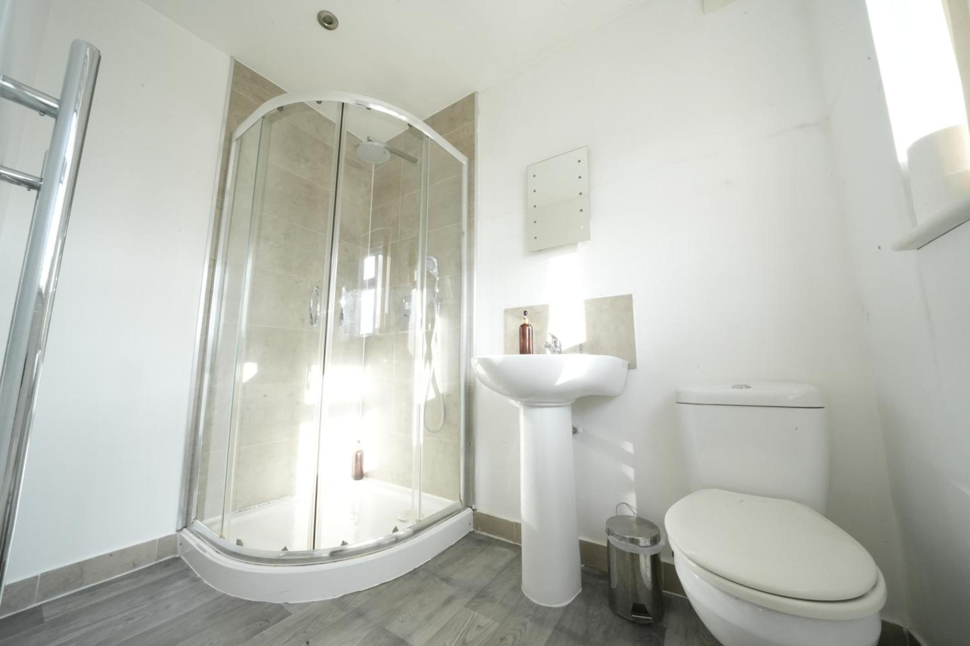 The Great Airport Place-Private Bedrooms With Private Bathroom-1 Bus To Heathrow Airport-5 Minutes By Car- Helpful Advice From Our Team Harmondsworth Екстериор снимка