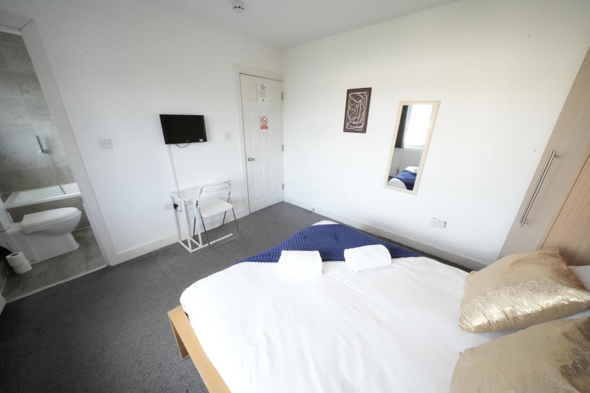 The Great Airport Place-Private Bedrooms With Private Bathroom-1 Bus To Heathrow Airport-5 Minutes By Car- Helpful Advice From Our Team Harmondsworth Екстериор снимка
