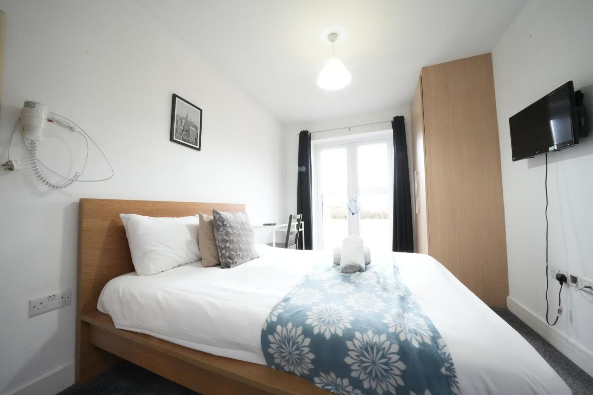 The Great Airport Place-Private Bedrooms With Private Bathroom-1 Bus To Heathrow Airport-5 Minutes By Car- Helpful Advice From Our Team Harmondsworth Екстериор снимка