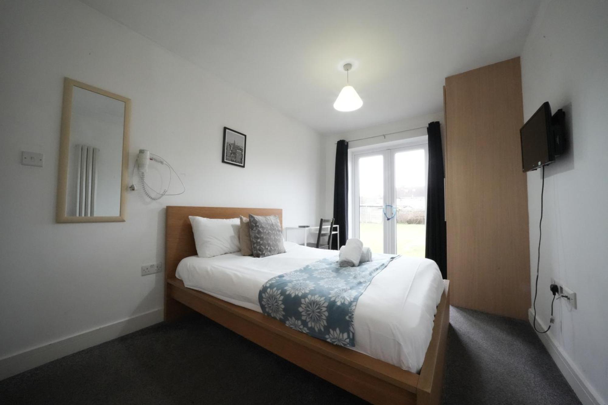 The Great Airport Place-Private Bedrooms With Private Bathroom-1 Bus To Heathrow Airport-5 Minutes By Car- Helpful Advice From Our Team Harmondsworth Екстериор снимка