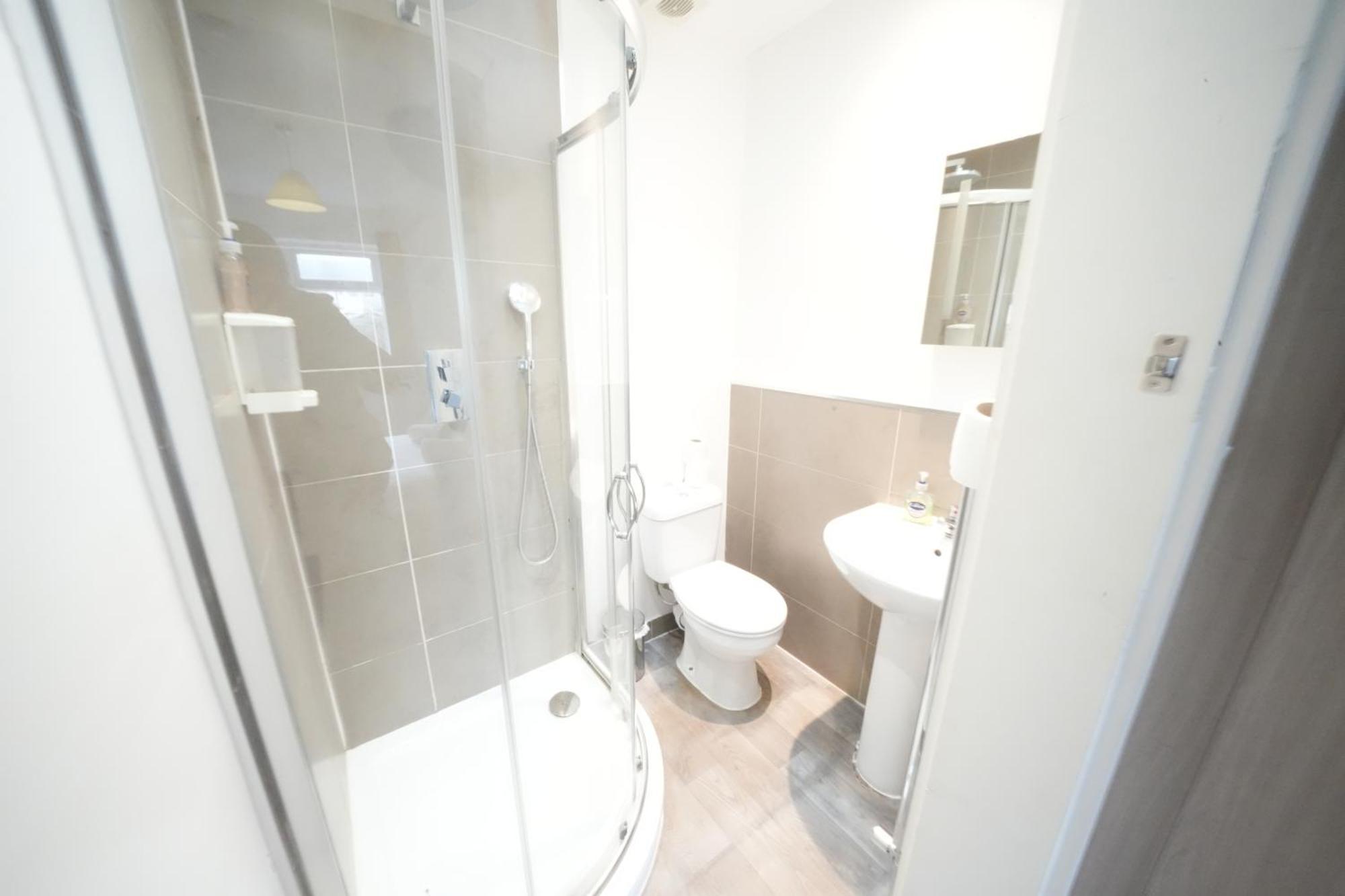 The Great Airport Place-Private Bedrooms With Private Bathroom-1 Bus To Heathrow Airport-5 Minutes By Car- Helpful Advice From Our Team Harmondsworth Екстериор снимка