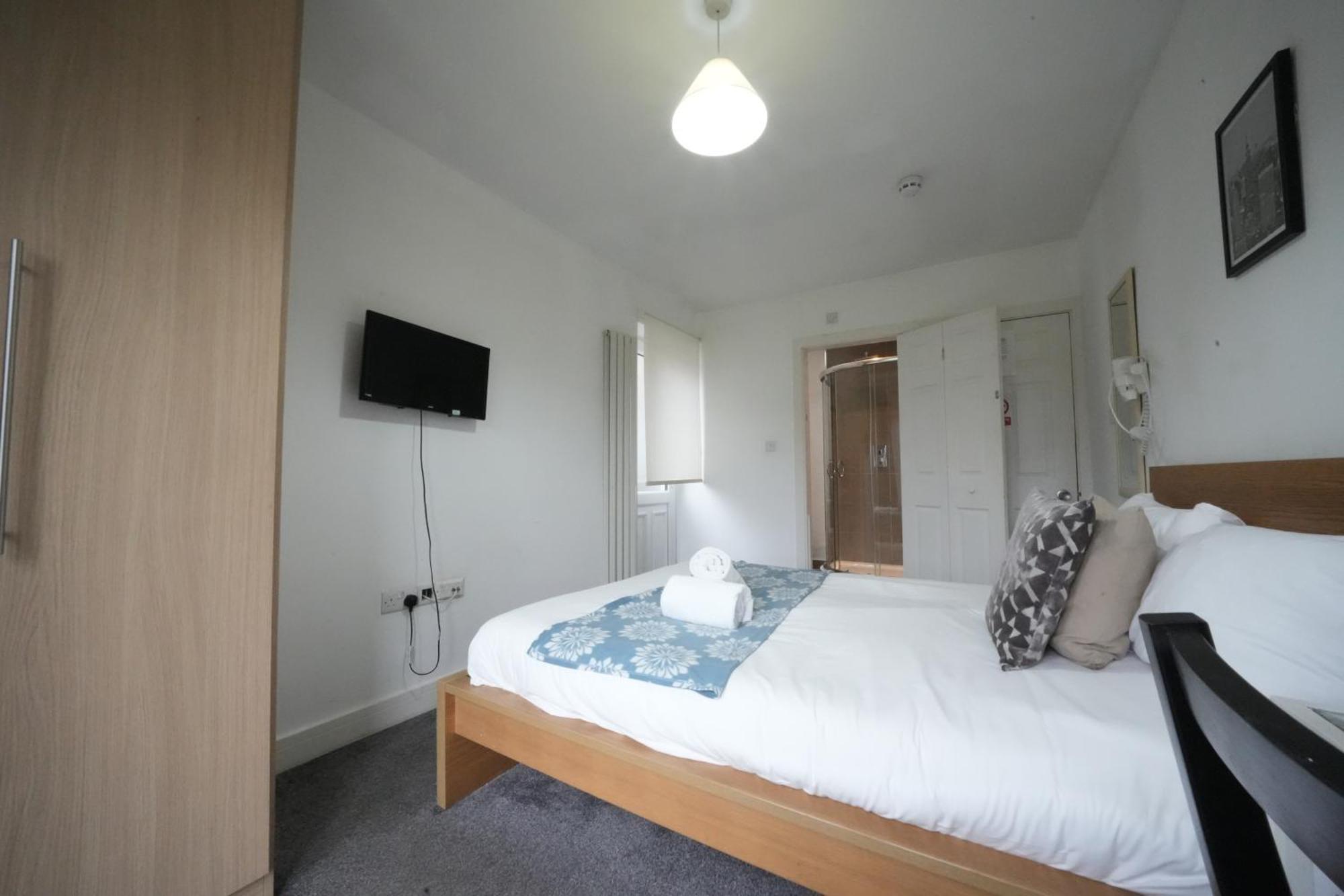 The Great Airport Place-Private Bedrooms With Private Bathroom-1 Bus To Heathrow Airport-5 Minutes By Car- Helpful Advice From Our Team Harmondsworth Екстериор снимка