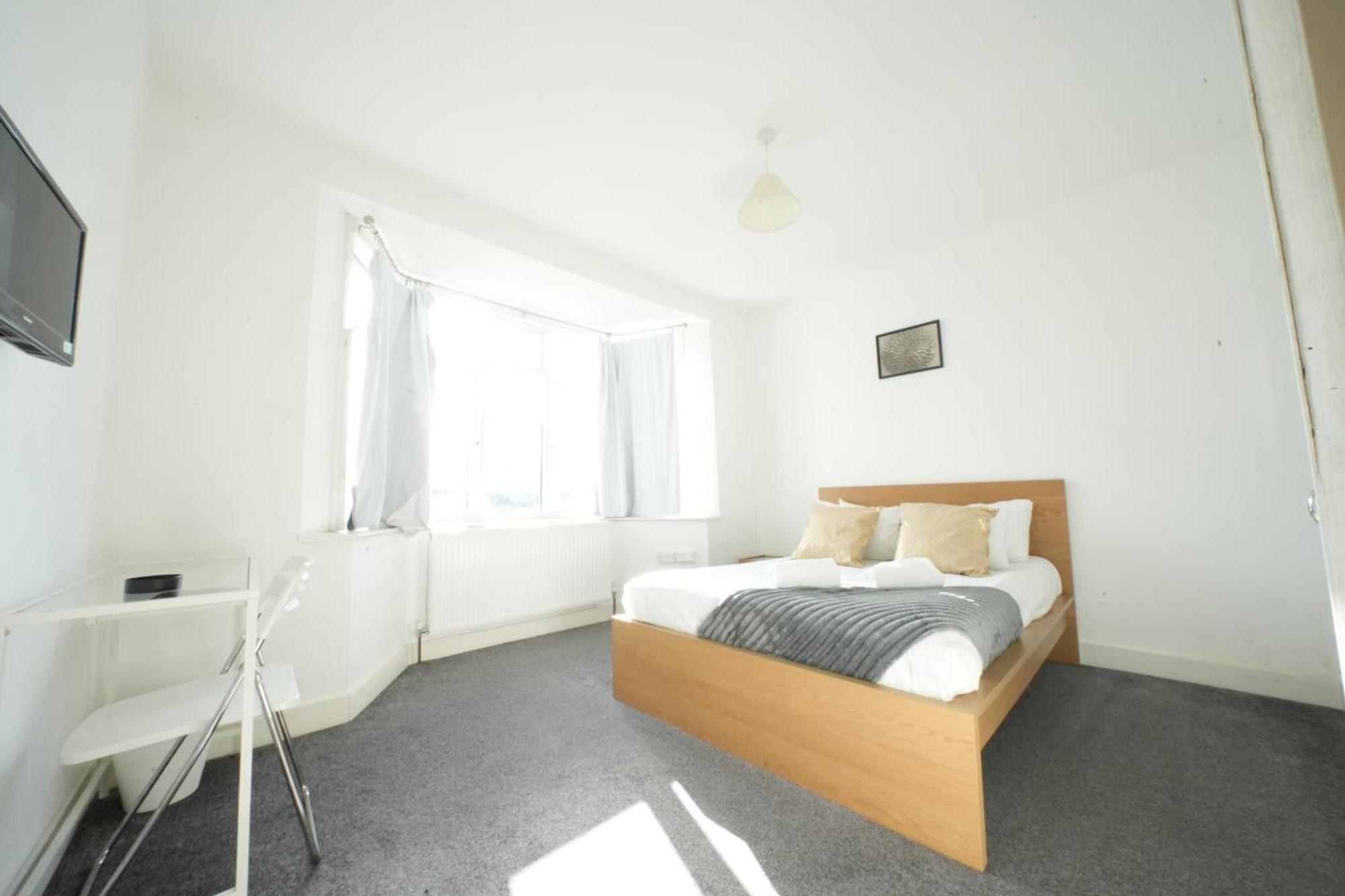 The Great Airport Place-Private Bedrooms With Private Bathroom-1 Bus To Heathrow Airport-5 Minutes By Car- Helpful Advice From Our Team Harmondsworth Екстериор снимка