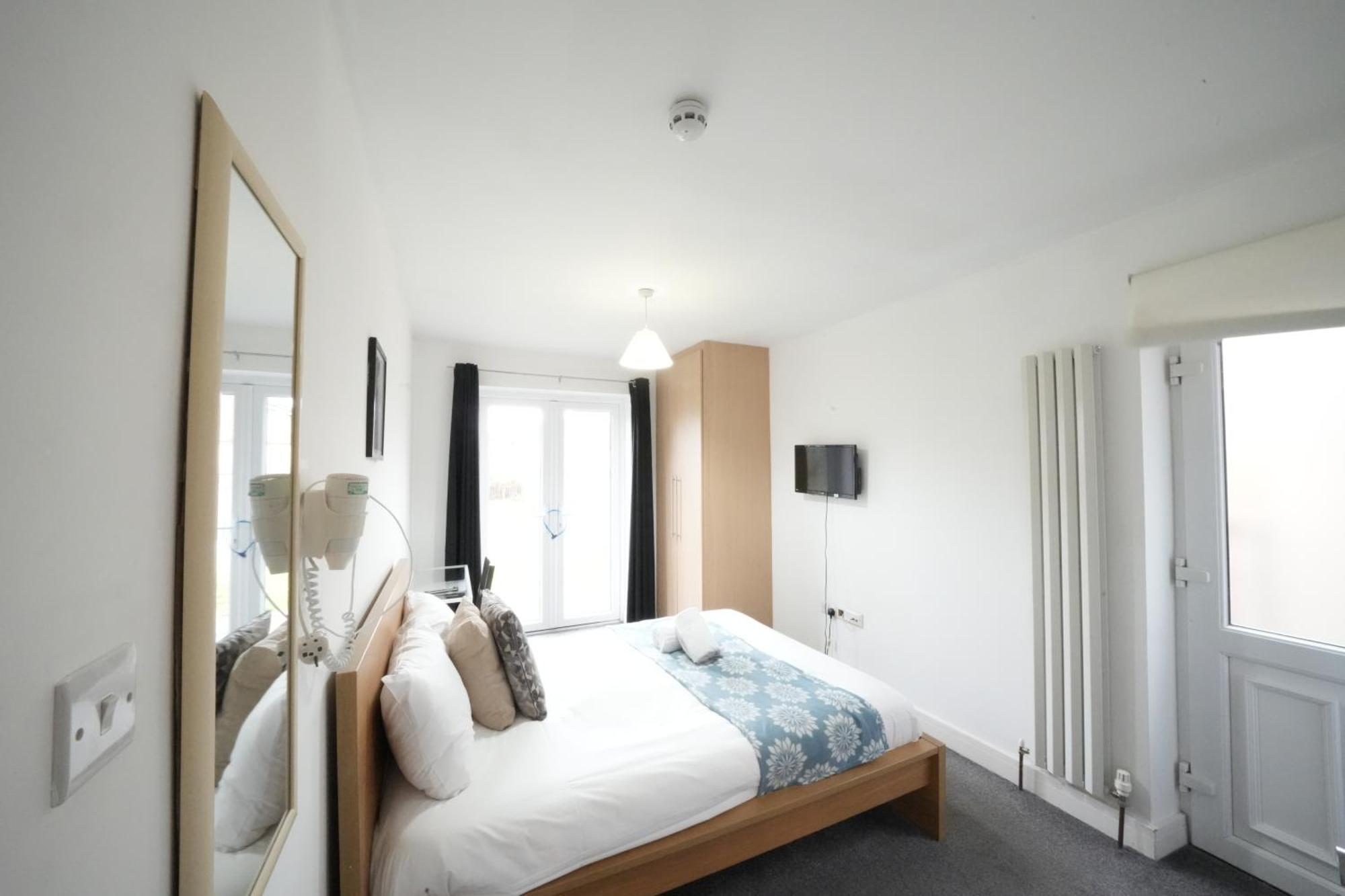 The Great Airport Place-Private Bedrooms With Private Bathroom-1 Bus To Heathrow Airport-5 Minutes By Car- Helpful Advice From Our Team Harmondsworth Екстериор снимка