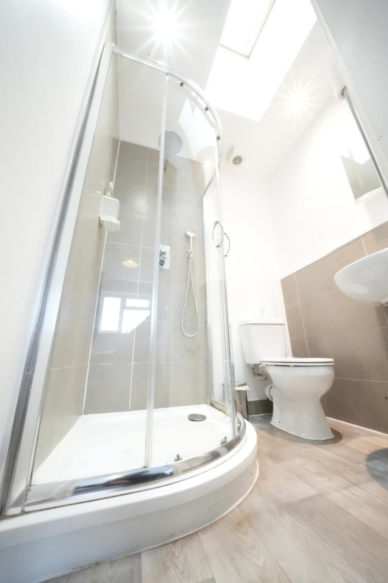 The Great Airport Place-Private Bedrooms With Private Bathroom-1 Bus To Heathrow Airport-5 Minutes By Car- Helpful Advice From Our Team Harmondsworth Екстериор снимка