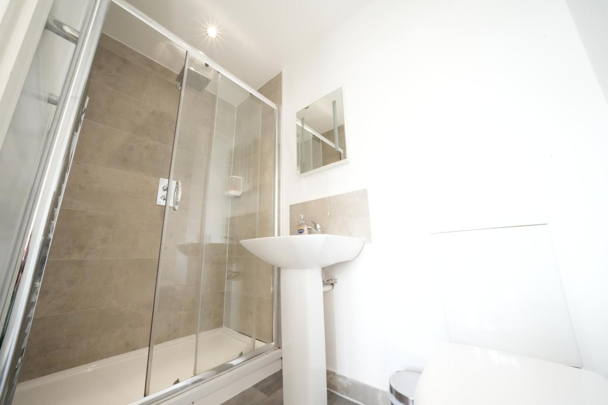 The Great Airport Place-Private Bedrooms With Private Bathroom-1 Bus To Heathrow Airport-5 Minutes By Car- Helpful Advice From Our Team Harmondsworth Екстериор снимка