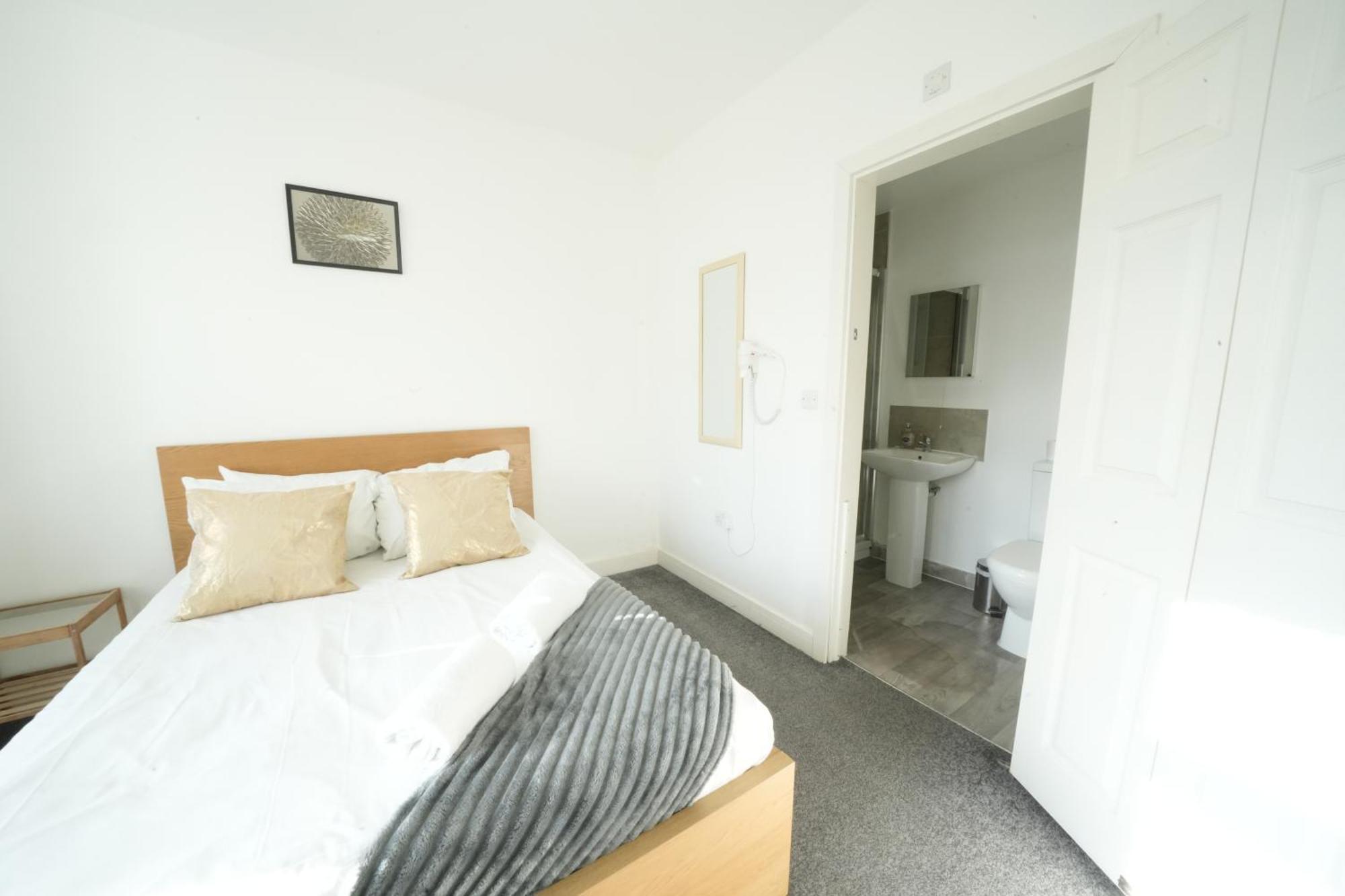 The Great Airport Place-Private Bedrooms With Private Bathroom-1 Bus To Heathrow Airport-5 Minutes By Car- Helpful Advice From Our Team Harmondsworth Екстериор снимка