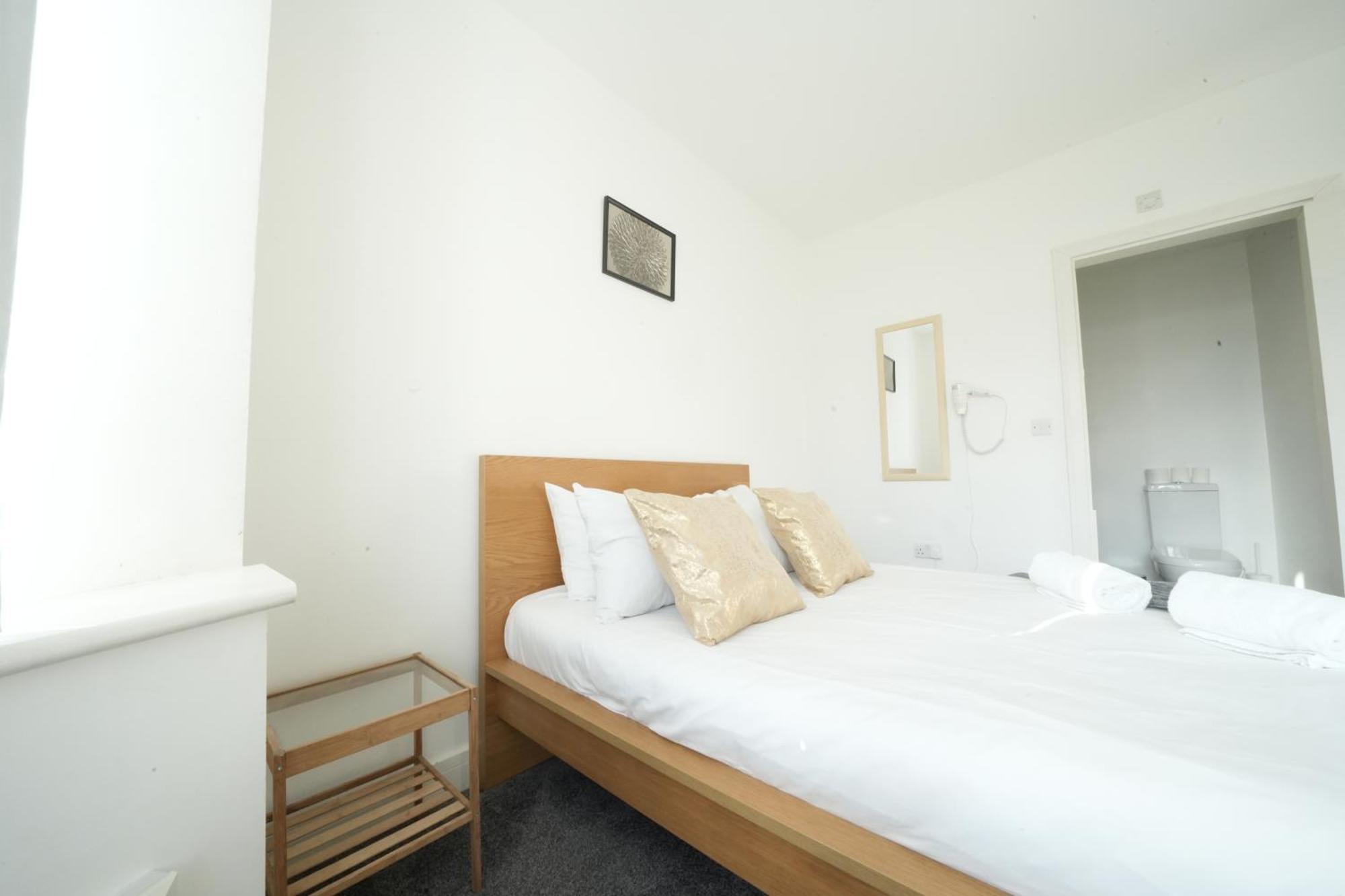 The Great Airport Place-Private Bedrooms With Private Bathroom-1 Bus To Heathrow Airport-5 Minutes By Car- Helpful Advice From Our Team Harmondsworth Екстериор снимка
